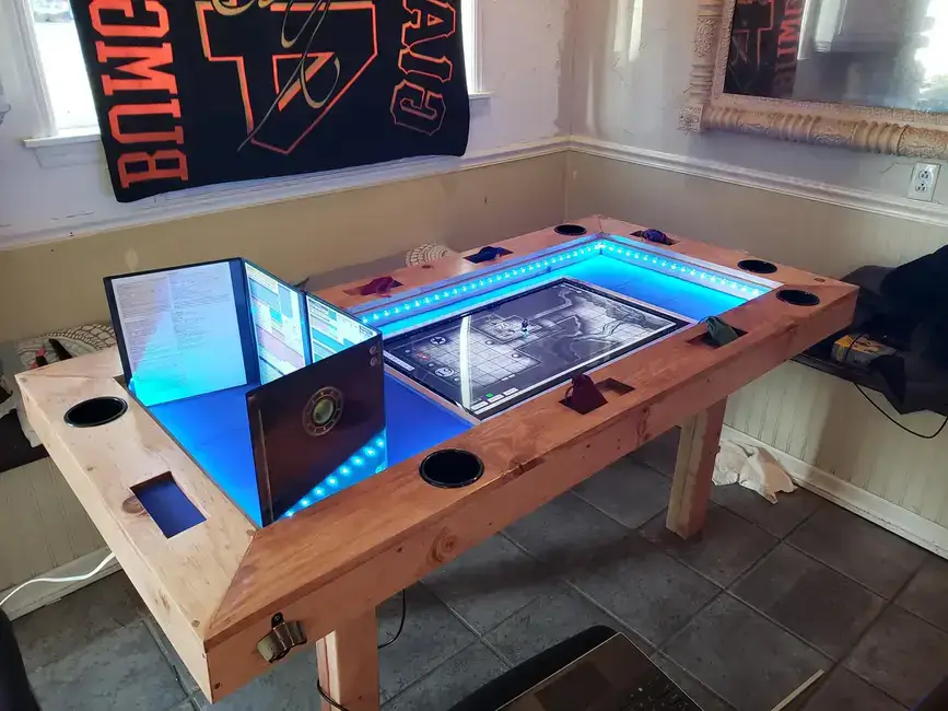 Mesa de RPG personalizada em madeira com iluminação LED azul e divisórias para mestres e jogadores. Isso sim é uma mesa paga!
