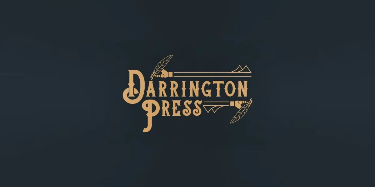 Identidade visual da Darrington Press, com penas cruzadas e fonte retrô estilizada.