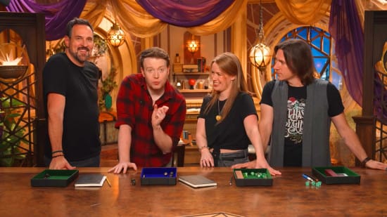 Brennan Lee Mulligan com Travis Willingham, Marisha Ray e Matthew Mercer anunciando a Campanha 4 da Critical Role em D&D.