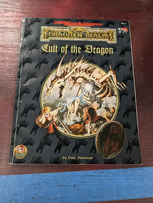 Capa do livro Cult of the Dragon (1998), essencial para quem busca interpretar um dragão como entidade cultuada e temida.
