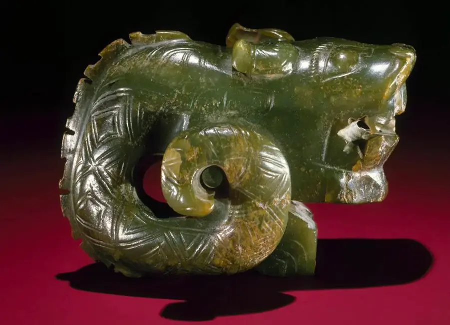 Amuleto de jade da China antiga usado para interpretar um dragão nos rituais simbólicos das primeiras civilizações